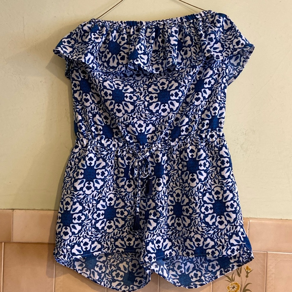 🌺Vineyard Vine blue and white flower, print ruffled shorts, romper size small